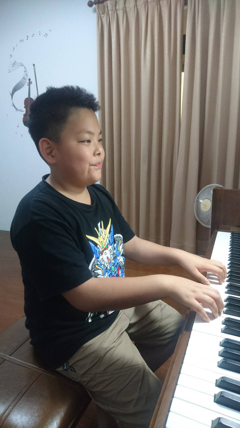 現代鋼琴 軍功教室-自彈自唱