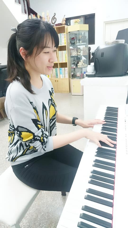 現代鋼琴 軍功教室-自彈自唱