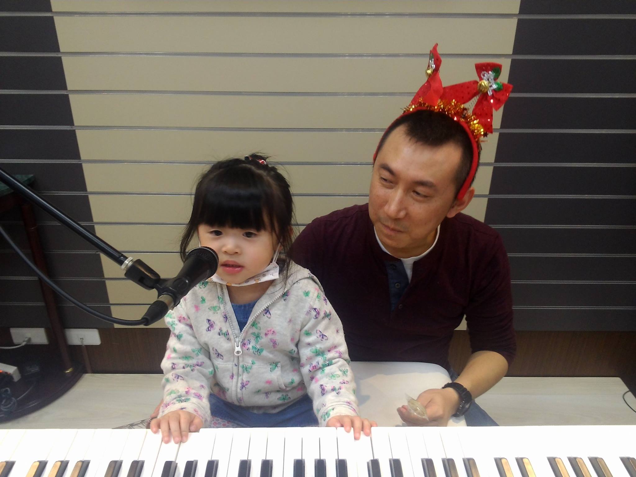 現代鋼琴 軍功教室-自彈自唱