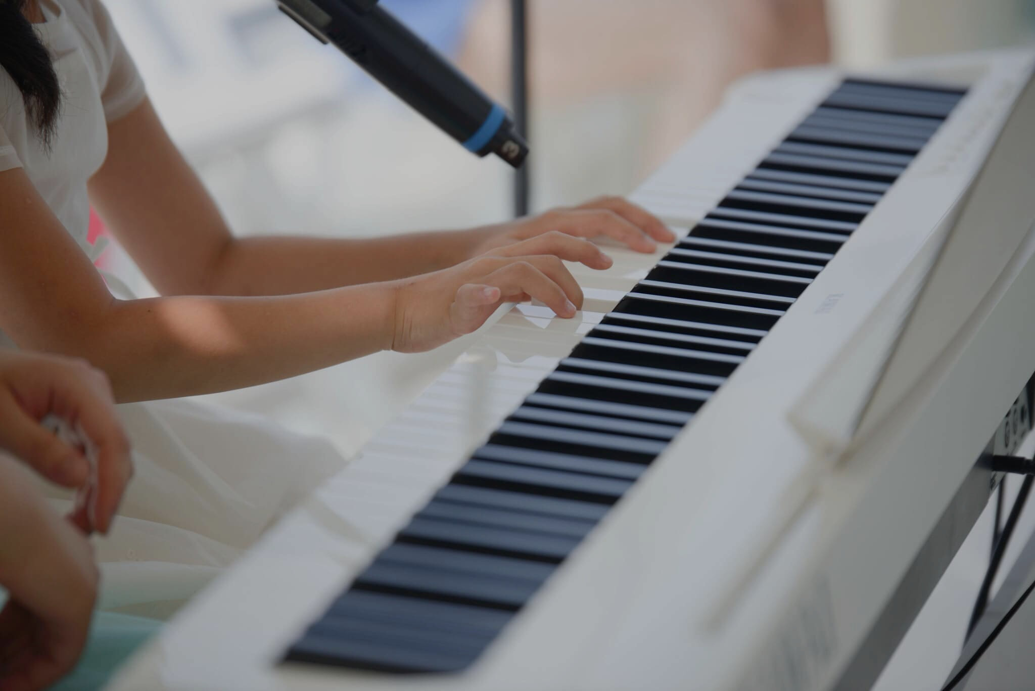 現代鋼琴 軍功教室-自彈自唱